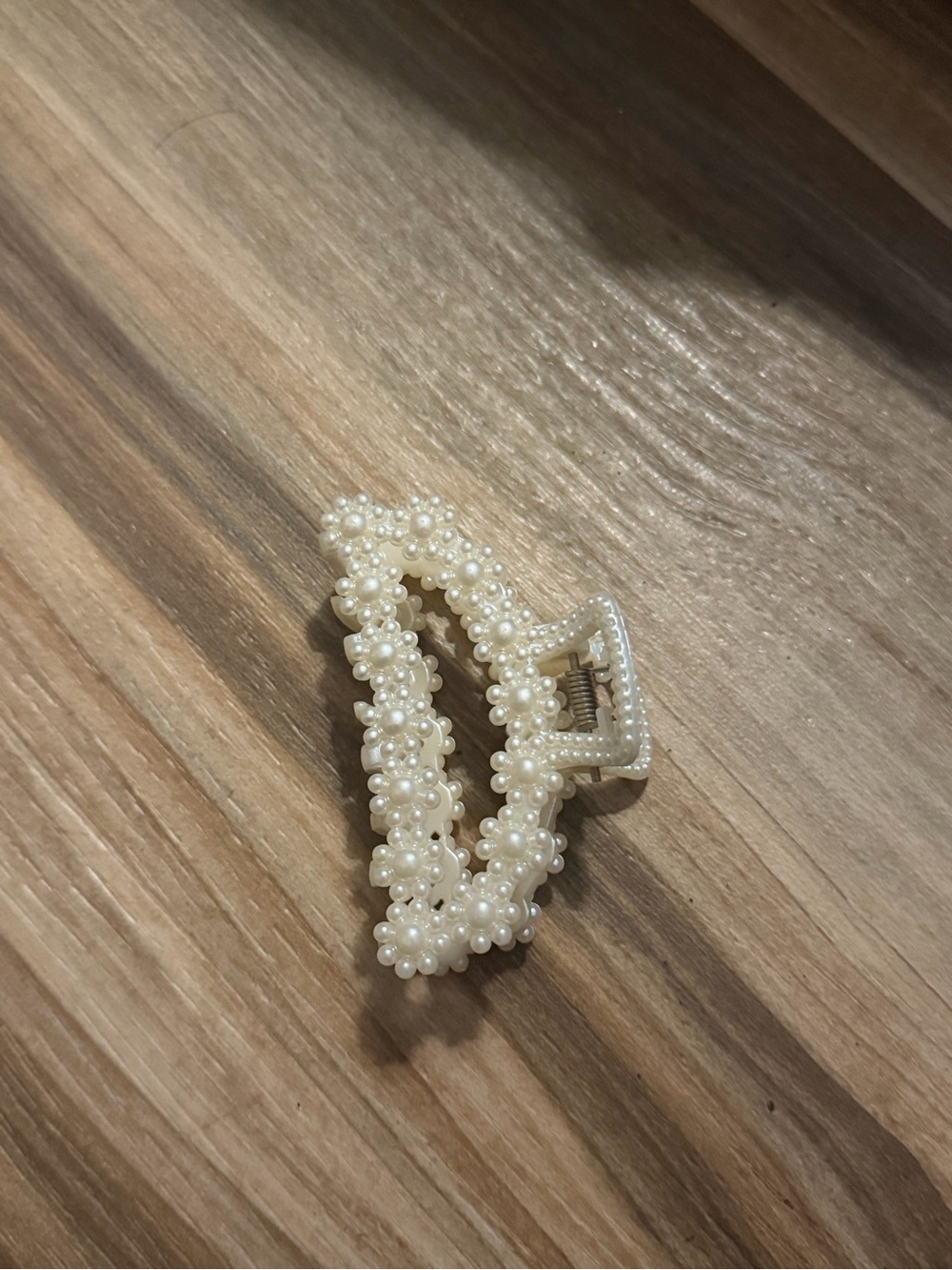 Urban outfitters hair clip: Pearl floral